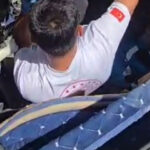 Sağlık görevlileri kamyonun camını kırarak yaralıya müdahale etti