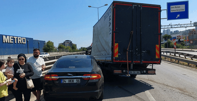 Samsun’da kamyon ile otomobil çarpıştı