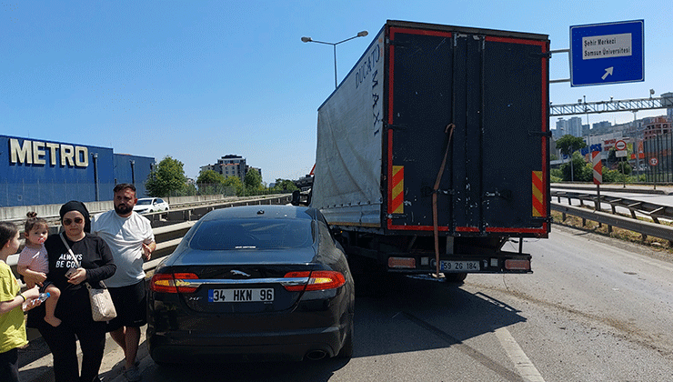Samsun’da kamyon ile otomobil çarpıştı