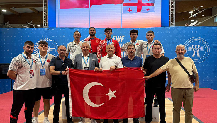 Selçuklu Belediyespor, halterde madalyaları kaldırdı