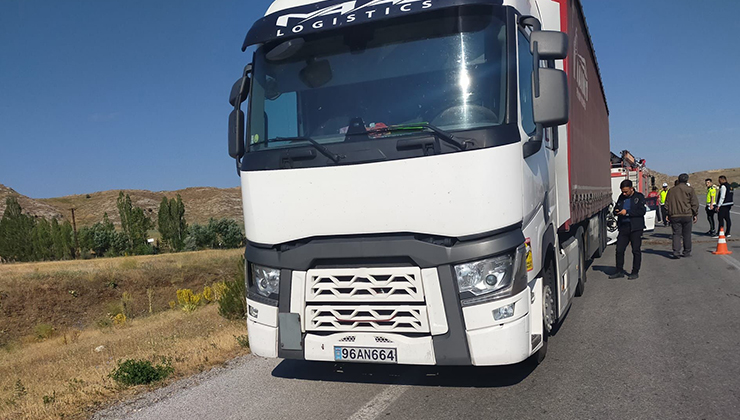 Sivas’ta otomobil tıra çarptı: 1 çocuk öldü, 5 kişi yaralandı