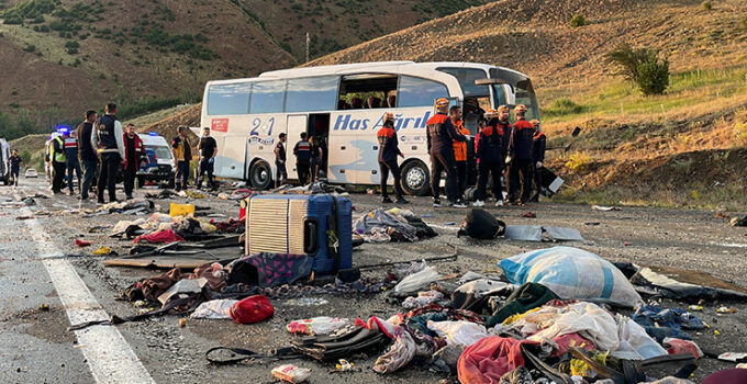Sivas’ta yolcu otobüsü devrildi: 3 ölü, 24 yaralı