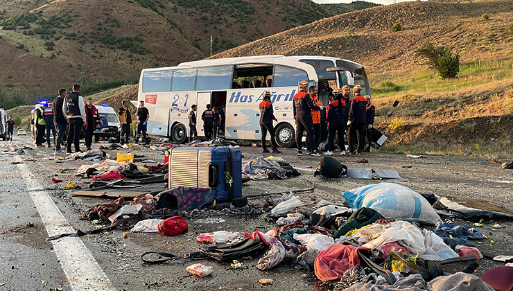 Sivas’ta yolcu otobüsü devrildi: 3 ölü, 24 yaralı