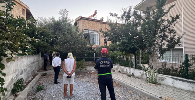 Tamir için çıktığı çatıdan düşerek öldü