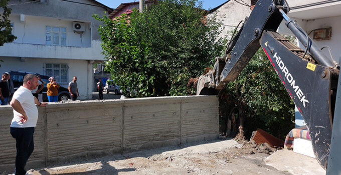 “Tapulu arsam” diyen vatandaşın beton duvarla kapattığı yol iş makinesiyle açıldı