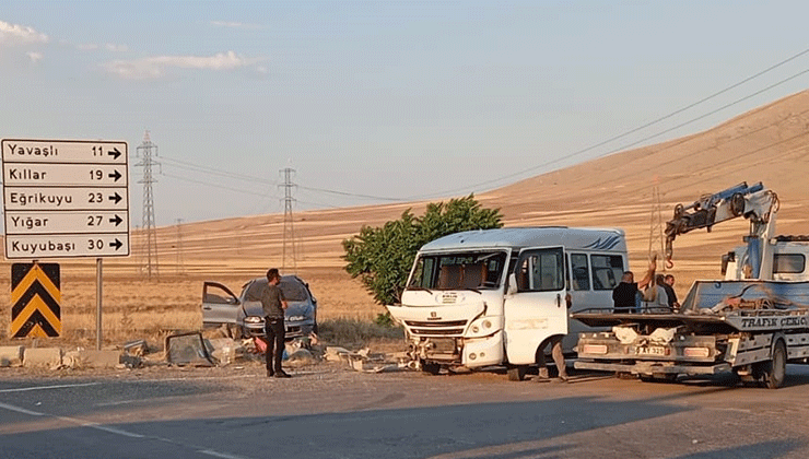 Tarım işçilerini taşıyan minibüs ile otomobil çarpıştı: 16 kişi yaralandı