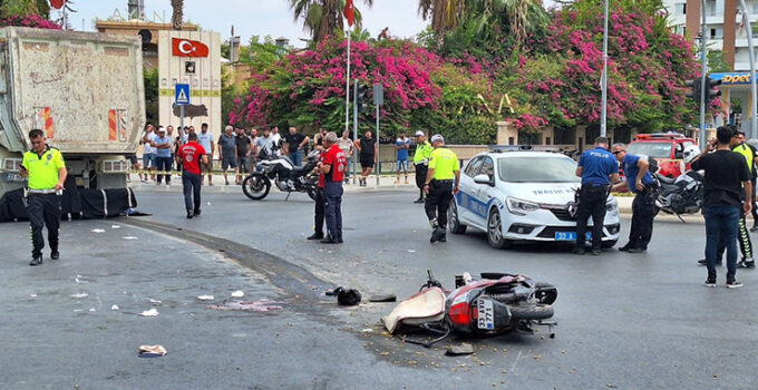 Tarsus’ta kamyon ile motosiklet çarpıştı: 1 ölü, 1 yaralı