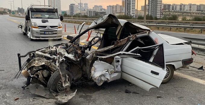 Tarsus’ta trafik kazası: İki kardeşten biri öldü, diğeri yaralandı