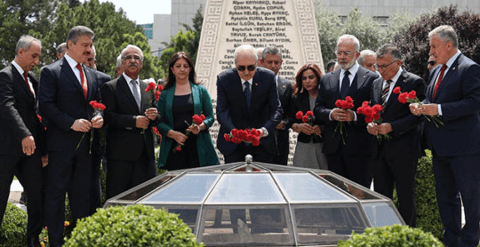 TBMM Başkanı Kurtulmuş, 15 Temmuz’da Meclis’te bombalanan alanlara karanfil bıraktı