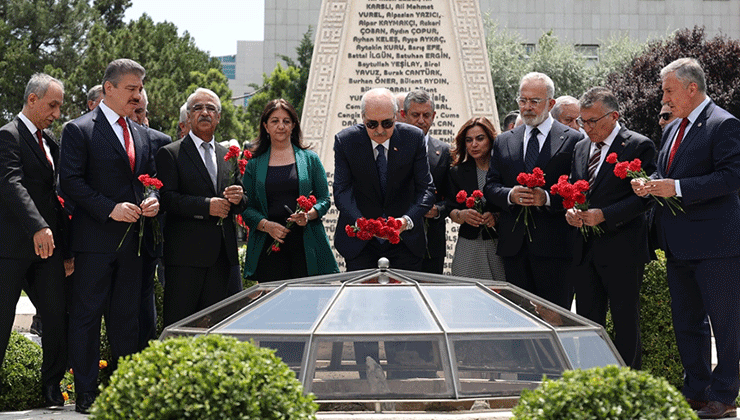 TBMM Başkanı Kurtulmuş, 15 Temmuz’da Meclis’te bombalanan alanlara karanfil bıraktı