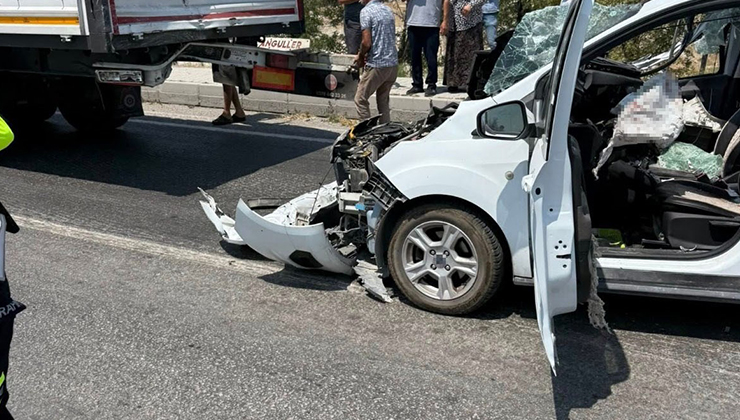 Tıra arkadan çarpan otomobilin sürücüsü ağır yaralandı