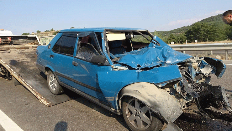 Traktörle çarpışan Tofaş, hurda yığınına döndü: 1 yaralı