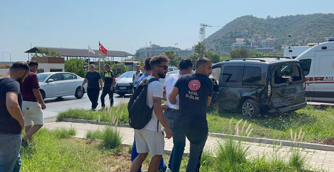 Tur minibüsü ile hafif ticari araç çarpıştı: 2 yaralı