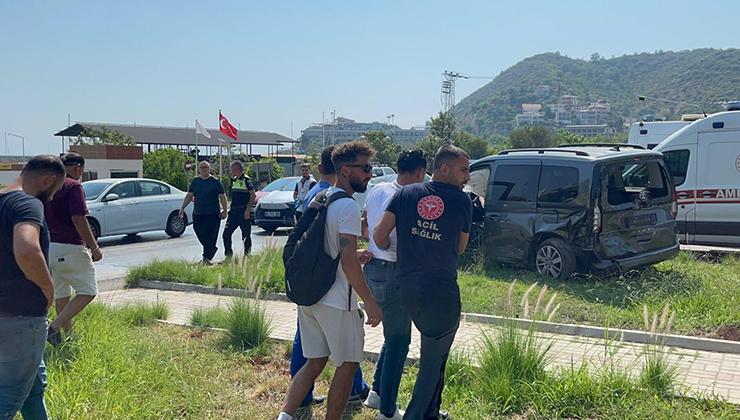 Tur minibüsü ile hafif ticari araç çarpıştı: 2 yaralı