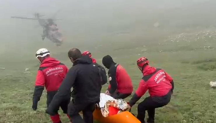 Uçağın enkazındaki yaralı yolcu ve ölen pilotun cenazesi bölgeden helikopterle alındı