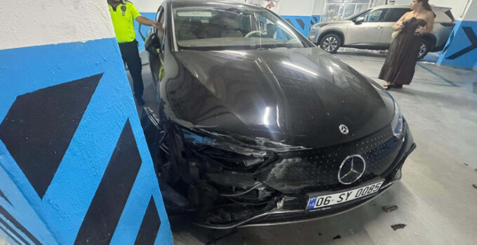 Vale, müşterinin 7 milyon liralık otomobiliyle kaza yaptı