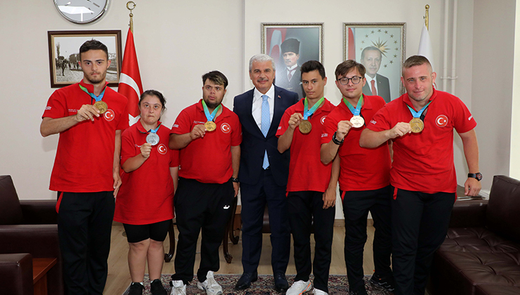 Vali Akın, şampiyon özel sporcuları makamında ağırladı