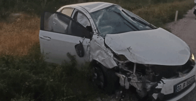Van’da otomobil ile kamyonet çarptı: 6 yaralı