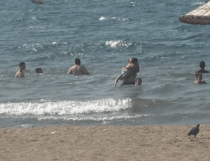 Yalova’da denizde boğulma tehlikesi geçiren çocuğu vatandaşlar kurtardı