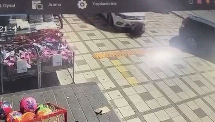 Yere çömelip poşetleriyle uğraşırken arabanın altında kaldı
