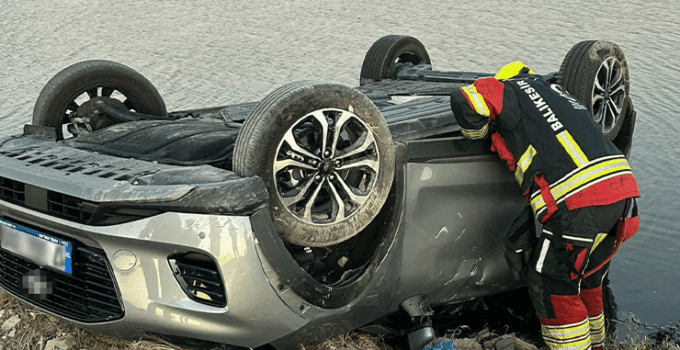 Yol dışına savrulan otomobil takla attı, sürücü kayıp