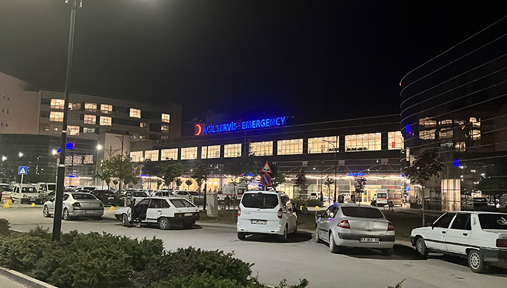 Yola fırlayan çocuğa iki otomobil çarptı