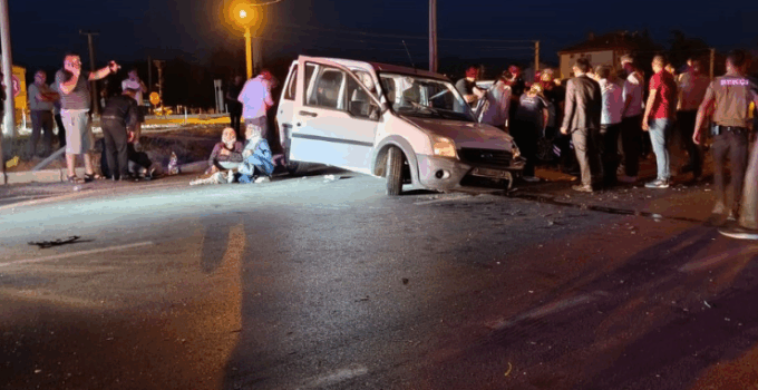 Şarkikaraağaç’ta hafif ticari araç ile otomobil çarpıştı: 5 yaralı