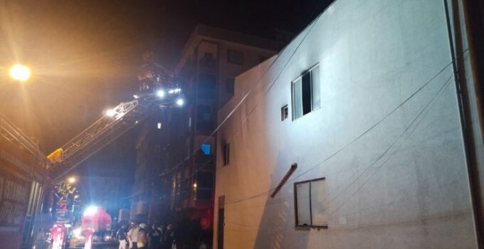 Pendik’te elektrik kablosu deposunda yangın