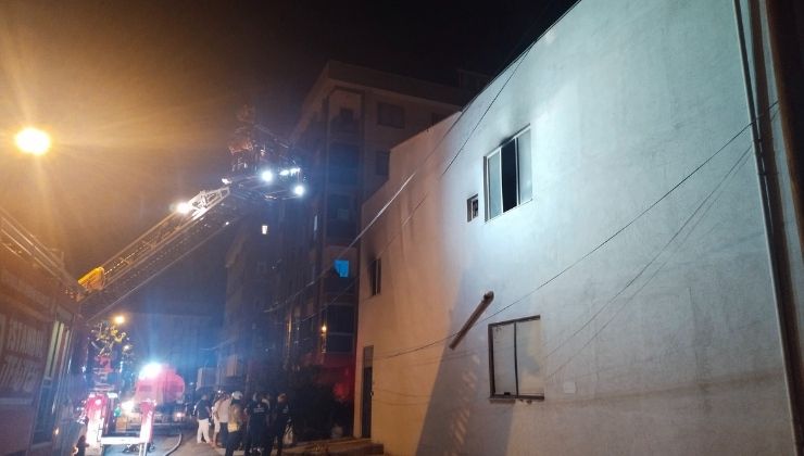 Pendik’te elektrik kablosu deposunda yangın