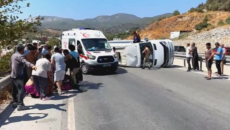 Tursitleri taşıyan midibüs devrildi: 7 yaralı