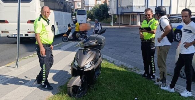 Kaldırımdaki trafik levhasına çarpan motorlu bisikletin sürücü yaralandı