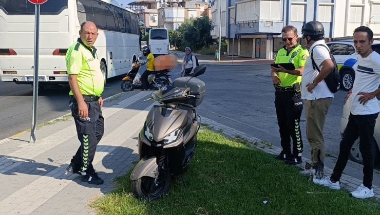 Kaldırımdaki trafik levhasına çarpan motorlu bisikletin sürücü yaralandı