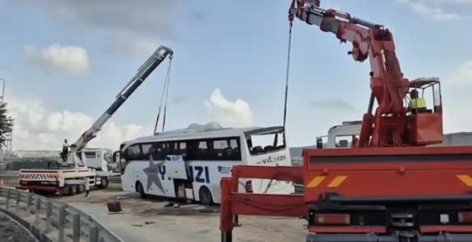 Kuzey Marmara Otoyolu’nda yolcu otobüsü bariyerlere çarptı, 3 kişi hayatını kaybetti, 20 kişi yaralandı