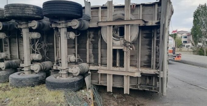 Freni boşalan tır dehşet saçtı