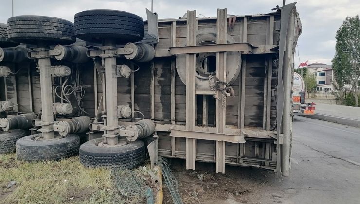 Freni boşalan tır dehşet saçtı