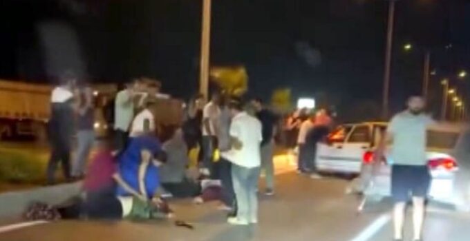 Yolun karşısına geçmeye çalışan yayalara otomobil çarptı: 1 ölü, 1 yaralı