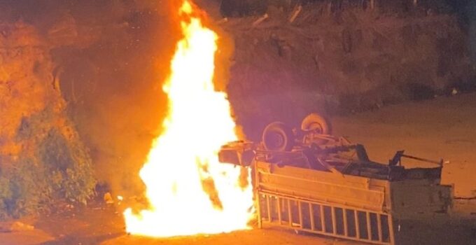 Park halindeyken hareket edip, dereye düşen kamyonet alev aldı