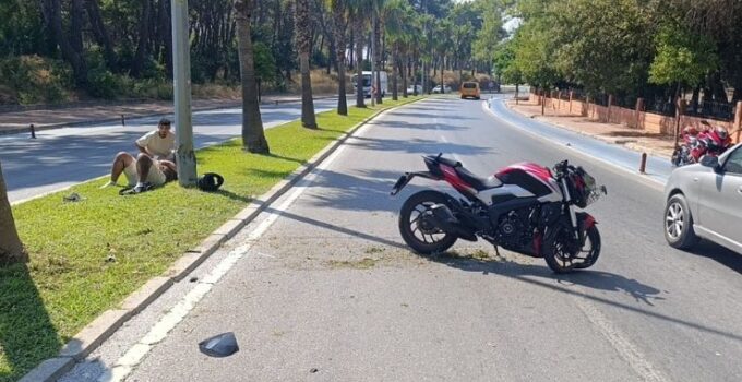 Motosiklet palmiye ağacına çarptı, sürücü yaralandı