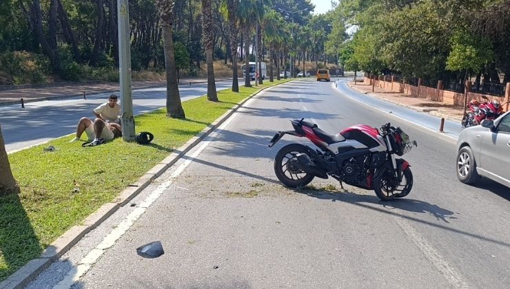 Motosiklet palmiye ağacına çarptı, sürücü yaralandı