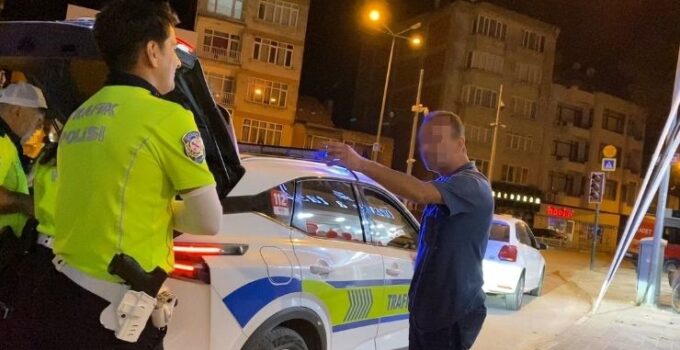 Otomobilini yol ortasına park edip, çorba içmeye giden alkollü sürücüye 45 bin TL ceza