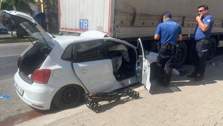 Otomobil, park halindeki tıra çarptı: 4 yaralı