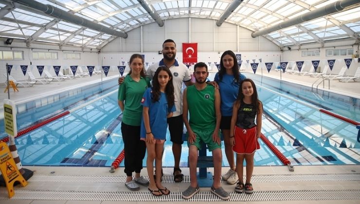 Yüzmede engel tanımayan sporcular başarıya doymuyor