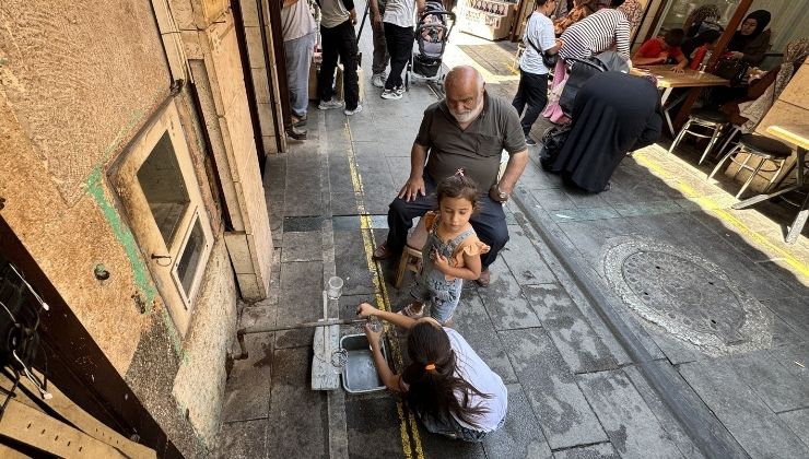 Konya’nın tarihi çarşısındaki 2 asırlık taş oyma sebilin soğuk su geleneği sürdürülüyor