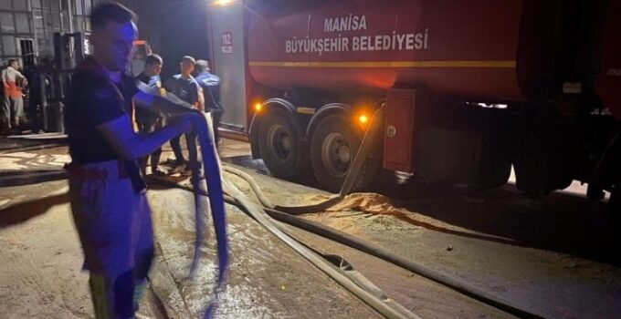 Turgutlu’da kereste işletmesinde yangın paniği