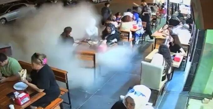 Yalova’da patlayan kamyon lastiği restoranda tozu dumana kattı
