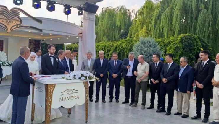 BBP Genel Başkanı Destici Konya’da genç çiftin mutlu gününe ortak oldu