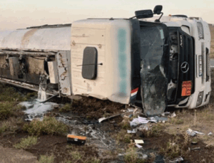 Konya’da akaryakıt yüklü tanker devrildi: Sürücüsü yaralandı
