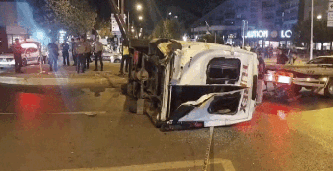 Sultanbeyli’de otomobil ile minibüs çarpıştı: 10 yaralı