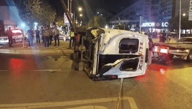 Sultanbeyli’de otomobil ile minibüs çarpıştı: 10 yaralı