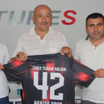 Akkisespor yönetimi Yalgın’a forma hediye etti